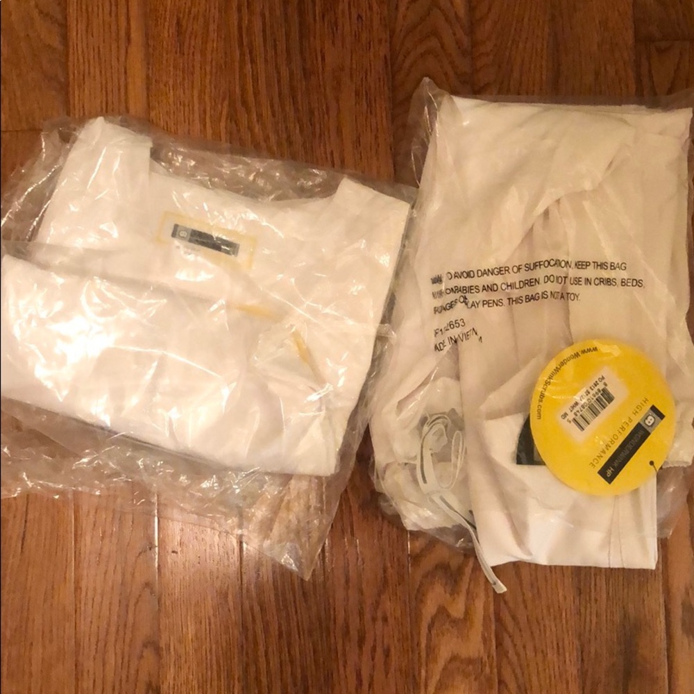 Brand new set of wondedwink white scrub set.